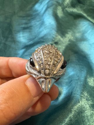 Anillo plateado con piedras negras