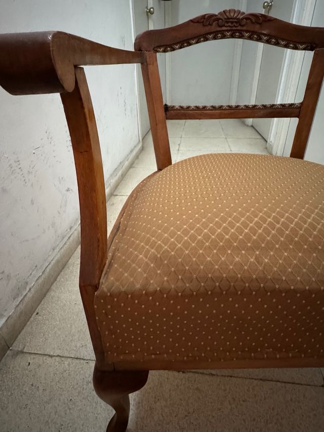 Silla antigua tapizada madera