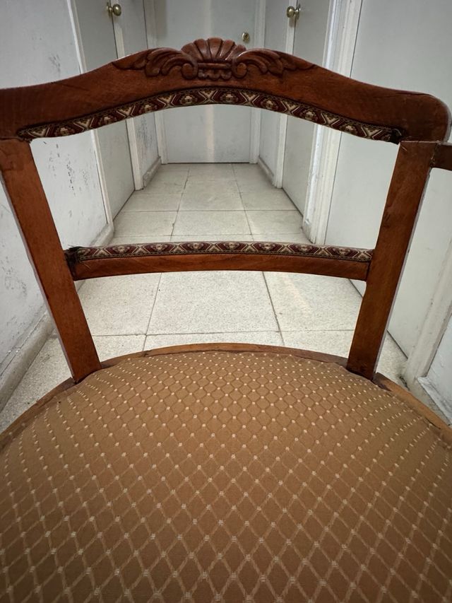 Silla antigua tapizada madera