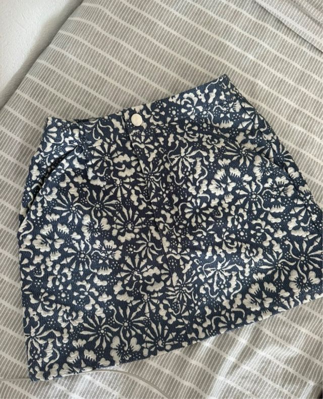 Falda estampada azul y blanca