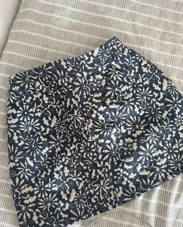 Falda estampada azul y blanca