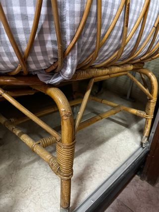 Cuna antigua de mimbre