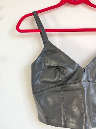 Top efecto piel Stradivarius negro