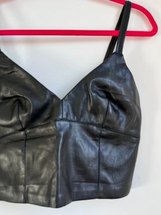 Top efecto piel Stradivarius negro