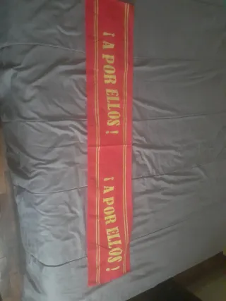 Bufanda roja con texto ¡A por ellos!