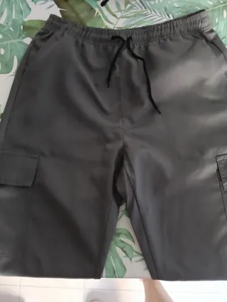 Pantalones grises con cordón y pantalones negros 
