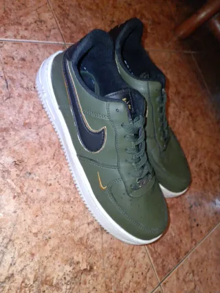 Nike Air Force 1 Verde y Dorado