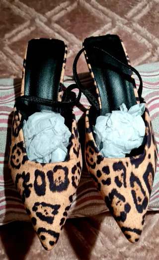 Zapatos destalonados animal print Talla 38