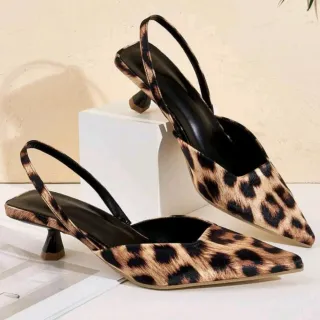 Zapatos destalonados animal print Talla 38