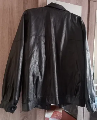 Cazadora de cuero negra