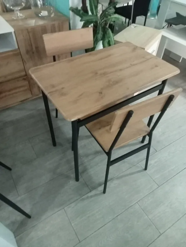 NUEVA MESA MARRÓN CON 2 SILLAS
