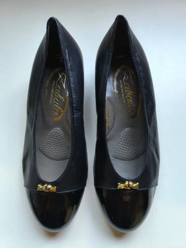 Zapatos de piel negros nuevos