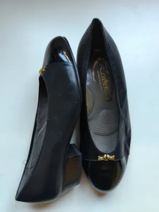 Zapatos de piel negros nuevos