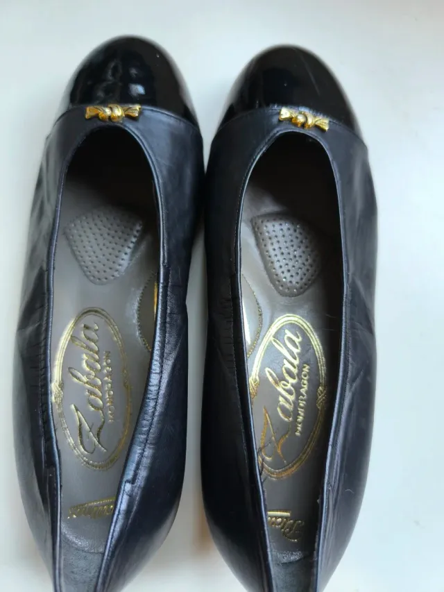 Zapatos de piel negros nuevos