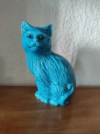 Gato de porcelana azul