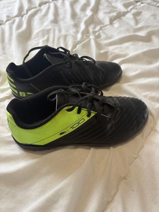 Zapatillas de fútbol Kipsta Negras y Verdes