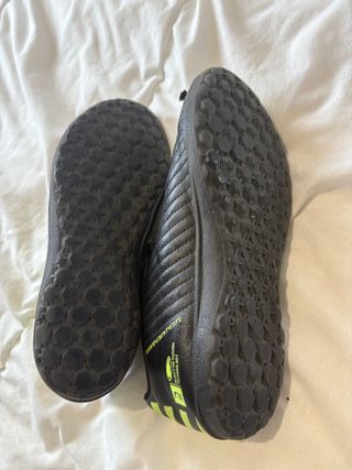 Zapatillas de fútbol Kipsta Negras y Verdes