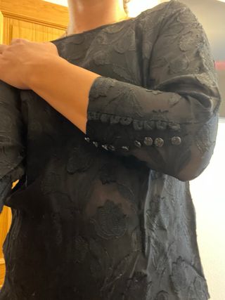 Camisa de organza negra con estampado floral