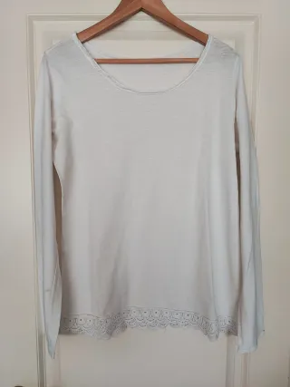 Camiseta de algodón blanca con encaje