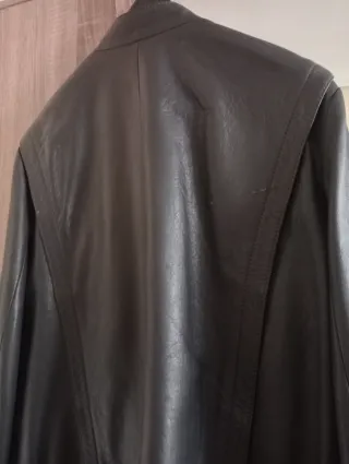 Cazadora de cuero negra