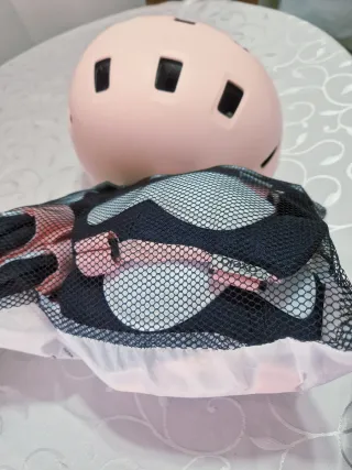 Conjunto protectores patines y casco rosa