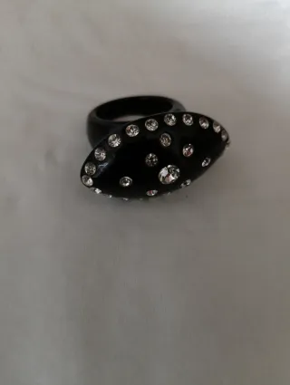Anello nero con cristalli 