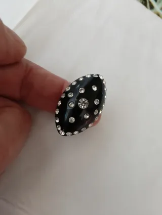 Anello nero con cristalli 