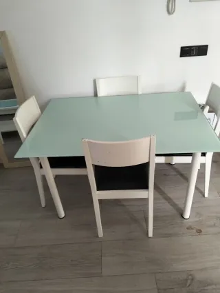 Mesa de cristal con 4 sillas