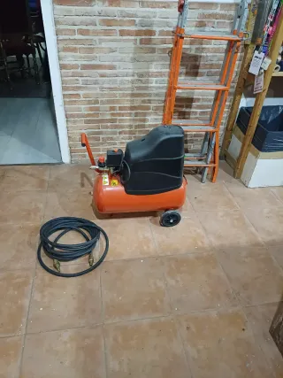 Compresor de aire rojo con manguera