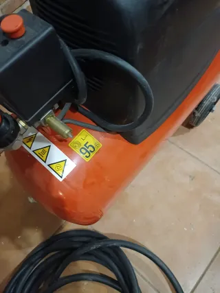 Compresor de aire rojo con manguera