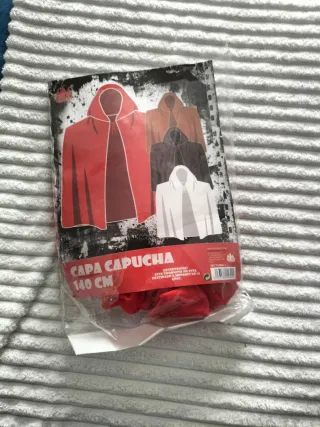 Capa con capucha roja 140 cm