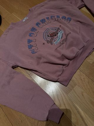 Sudadera corta rosa.