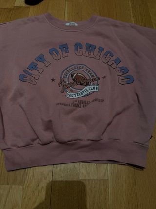 Sudadera corta rosa.