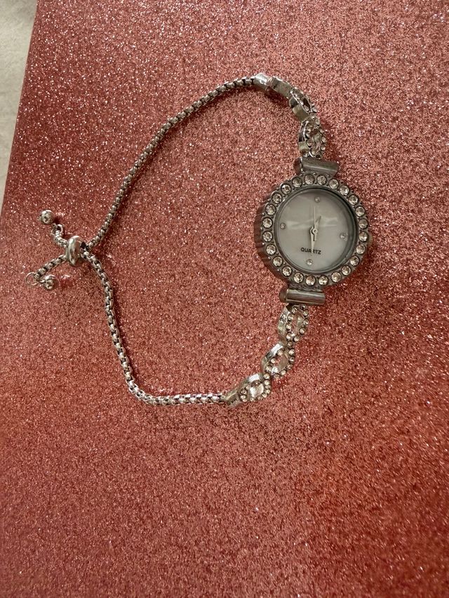 Reloj de pulsera plateado con pedrería