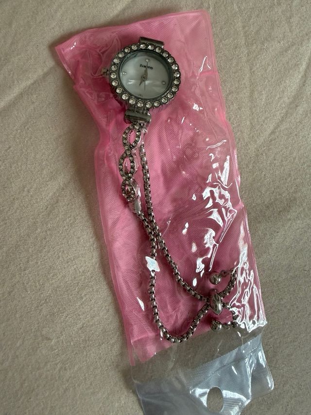 Reloj de pulsera plateado con pedrería