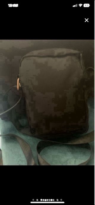 Bandolera negra con cremalleras doradas