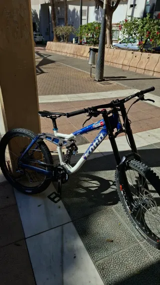 Bici descenso Kona Stinky