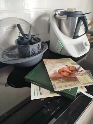 Thermomix TM5 con accesorios y libros