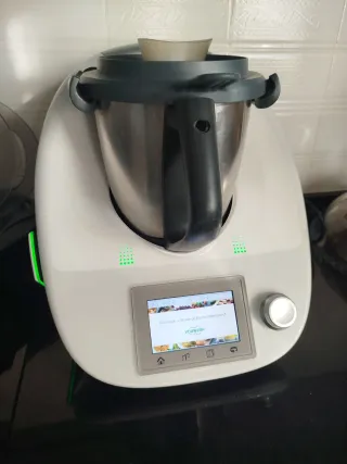 Thermomix TM5 con accesorios y libros