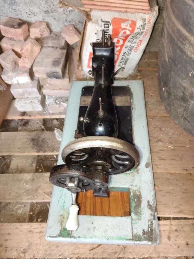 Máquina de coser antigua de manivela