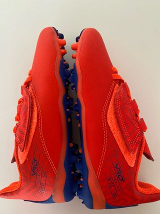 Botas de fútbol niño Kipsta rojas y azules