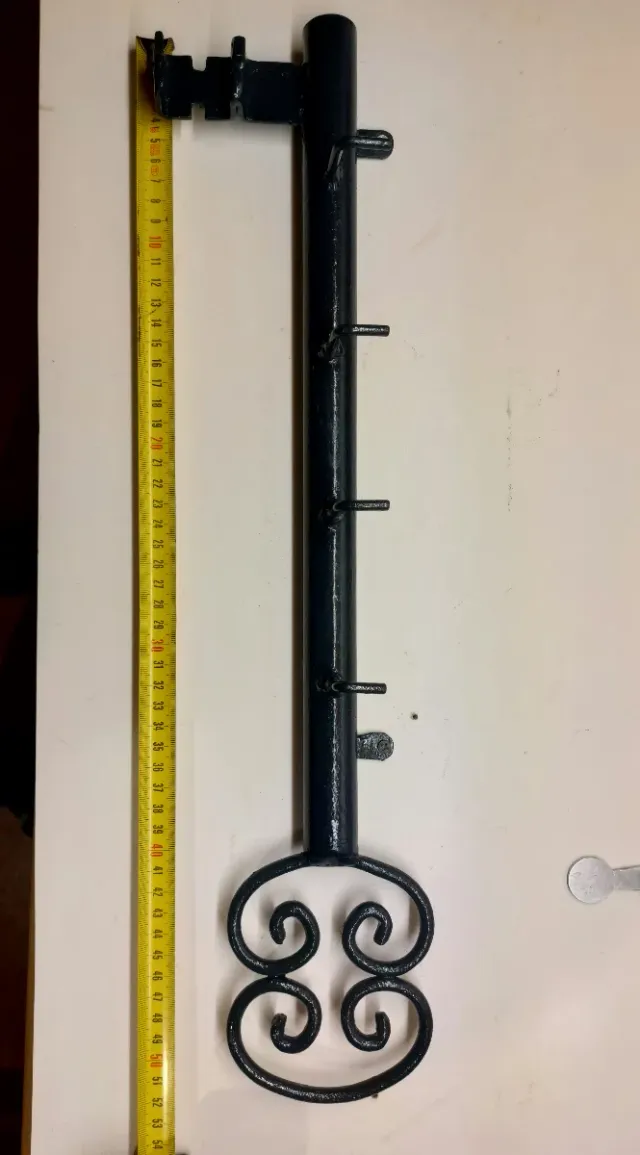 Perchero rústico de metal forma llave