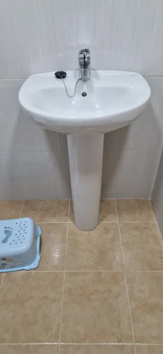 Lavabo ROCA blanco con grifo TRES