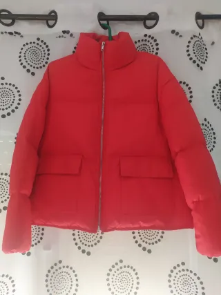 Plumífero rojo corto