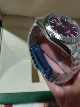 Reloj de pulsera con esfera morada