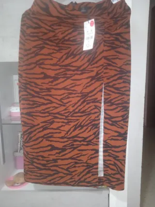 Falda midi con abertura