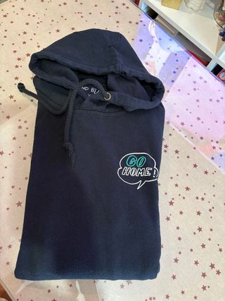 Sudadera negra con textos talla L

