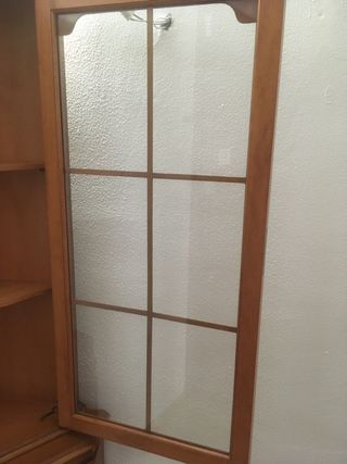 Mueble esquinero de madera con vitrina