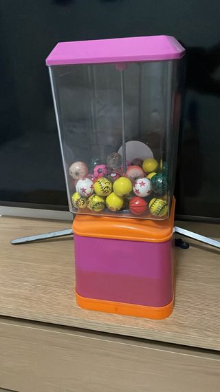 Maquina expendedora de bolas saltarinas 1€