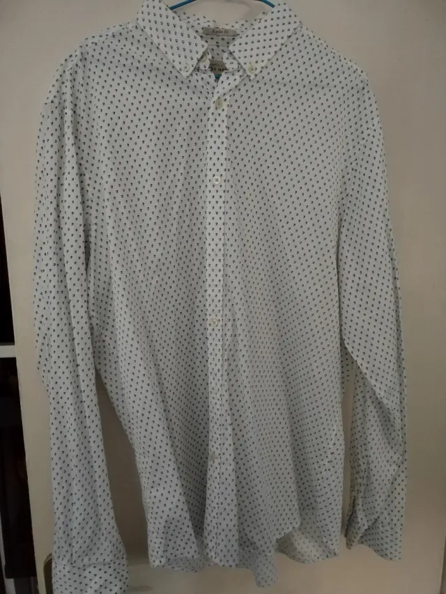 Camisa blanca estampada azul